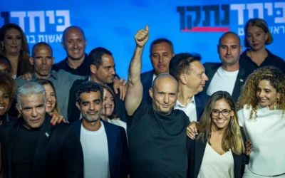 L'ex-Premier ministre et chef du parti BeYahad, Naftali Bennett, aux côtés du chef de l'opposition Yaïr Lapid et de membres du parti, présentant sa liste pour les prochaines élections législatives, à Tel Aviv, le 6 septembre 2026. (Crédit : Flash90)