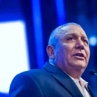 Le chef du parti Yashar, Gadi Eisenkot, assistant à la présentation de la liste des candidats de son parti en vue des prochaines élections législatives à Rosh HaAyin, le 7 septembre 2026. (Crédit : Chaïm Goldberg/Flash90)