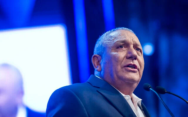 Le chef du parti Yashar, Gadi Eisenkot, assistant à la présentation de la liste des candidats de son parti en vue des prochaines élections législatives à Rosh HaAyin, le 7 septembre 2026. (Crédit : Chaïm Goldberg/Flash90)