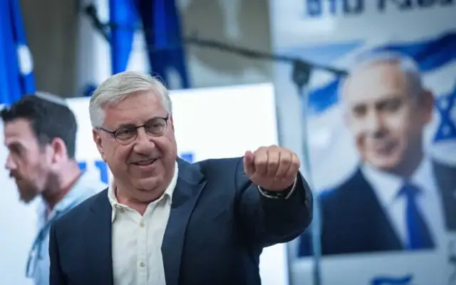 Yaakov Bardugo, l’un des candidats sélectionnés personnellement par le Premier ministre Benjamin Netanyahu pour la liste du Likoud en vue des élections législatives du 27 octobre 2026, lors d’un événement à Jérusalem où Netanyahu a présenté les candidats, le 8 septembre 2026. (Crédit: Chaim Goldberg/Flash90)