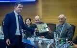 Le président de la commission centrale électorale, Noam Sohlberg, juge à la Cour suprême (à droite), assistant à l'enregistrement des partis politiques en vue des élections à la Knesset, à Jérusalem, le 7 septembre 2026. (Crédit : Yonatan Sindel/Flash90)