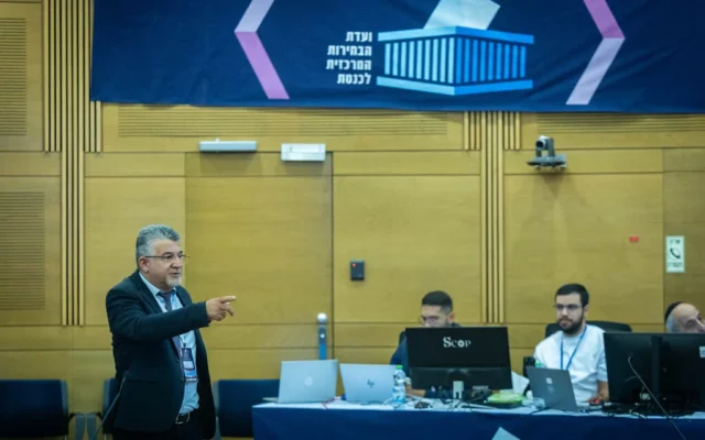 Yousef Jabareen soumet la liste de la Liste unifiée à la Commission centrale des élections à la Knesset à Jérusalem, le 8 septembre 2026. (Yonatan Sindel/Flash90)