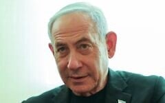 Le Premier ministre Benjamin Netanyahu, dans un restaurant de la ville de Safed, dans le nord du pays, le 9 septembre 2026. (Crédit : David Cohen/Flash90)