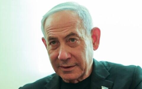 Le Premier ministre Benjamin Netanyahu, dans un restaurant de la ville de Safed, dans le nord du pays, le 9 septembre 2026. (Crédit : David Cohen/Flash90)