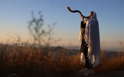 Un homme juif souffle dans un shofar dans la ville de Safed, au nord d’Israël, la veille du début de Rosh Hashanah, le Nouvel An juif, le 10 septembre 2026. (Crédit: David Cohen/Flash90)