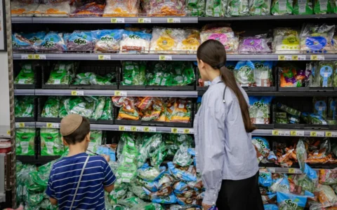 Des clients faisant leurs courses dans un supermarché de Jérusalem, la veille du début de Rosh HaShana, le Nouvel an juif, le 10 septembre 2026. (Crédit : Rachel Alroey/Flash90)
