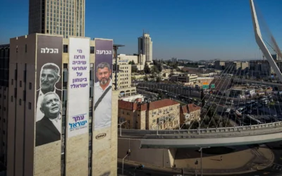 Une affiche électorale géante du parti "Le Peuple d'Israël" sur un bâtiment à l'entrée de Jérusalem à l'approche des prochaines élections législatives, le 14 septembre 2026. (Crédit: Chaim Goldberg/Flash90)