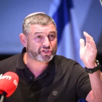 Ofer Winter, chef du parti Amkha Yisrael, s’exprime lors d’un événement du parti à Rishon Lezion, le 15 septembre 2026. (Crédit : Avshalom Sassoni/Flash90)
