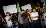 Des militants de droite manifestant contre la réalisatrice Rachel Szor et son film « NAZA » devant le domicile de ses parents, à Savyon, dans le centre d’Israël, le 16 septembre 2026. (Crédit : Erik Marmor/Flash90)