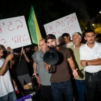 Des militants de droite manifestant contre la réalisatrice Rachel Szor et son film « NAZA » devant le domicile de ses parents, à Savyon, dans le centre d’Israël, le 16 septembre 2026. (Crédit : Erik Marmor/Flash90)