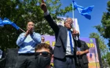 Le ministre de la Sécurité nationale, Itamar Ben Gvir, s’entretient avec des lycéens israéliens lors d’une élection simulée au lycée Blich, à Ramat Gan, le 17 septembre 2026. (Crédit : Avshalom Sassoni/Flash90)