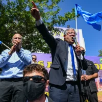 Le ministre de la Sécurité nationale, Itamar Ben Gvir, s’entretient avec des lycéens israéliens lors d’une élection simulée au lycée Blich, à Ramat Gan, le 17 septembre 2026. (Crédit : Avshalom Sassoni/Flash90)