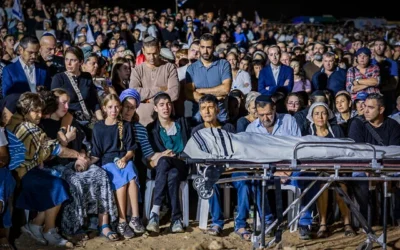 Famille et amis assistant aux funérailles de Netanel Shukrun, tué lors d'une attaque terroriste à l'arme à feu près d'une source située près de Neve Tzuf, en Cisjordanie, au cimetière de sa communauté d'Alei Zahav, le 21 septembre 2026. (Crédit : Hilel Ben Or/Flash90)