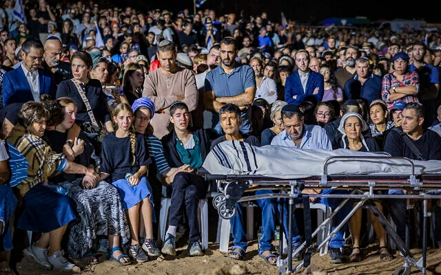 Famille et amis assistant aux funérailles de Netanel Shukrun, tué lors d'une attaque terroriste à l'arme à feu près d'une source située près de Neve Tzuf, en Cisjordanie, au cimetière de sa communauté d'Alei Zahav, le 21 septembre 2026. (Crédit : Hilel Ben Or/Flash90)