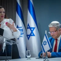 Itamar Ben Gvir, ministre de la Sécurité nationale et président du parti Otzma Yehudit, et Tali Gotliv, membre de son parti, tiennent une conférence de presse à Jérusalem, le 22 septembre 2026. (Crédit : Yonatan Sindel/Flash90)