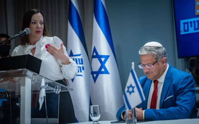 Itamar Ben Gvir, ministre de la Sécurité nationale et président du parti Otzma Yehudit, et Tali Gotliv, membre de son parti, tiennent une conférence de presse à Jérusalem, le 22 septembre 2026. (Crédit : Yonatan Sindel/Flash90)