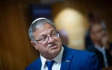 Le ministre de la Sécurité nationale Itamar Ben Gvir, chef du parti Otzma Yehudit, arrive pour une audience devant la commission centrale électorale à la Knesset, à Jérusalem, le 23 septembre 2026. (Crédit : Yonatan Sindel/Flash90)