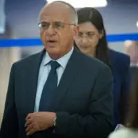 Le président de la commission centrale des élections et juge à la Cour suprême, Noam Sohlberg, arrivant pour une audience de la commission centrale des élections, à la Knesset, à Jérusalem, le 23 septembre 2026. (Crédit : Yonatan Sindel/Flash90)
