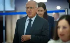 Le président de la commission centrale des élections et juge à la Cour suprême, Noam Sohlberg, arrivant pour une audience de la commission centrale des élections, à la Knesset, à Jérusalem, le 23 septembre 2026. (Crédit : Yonatan Sindel/Flash90)
