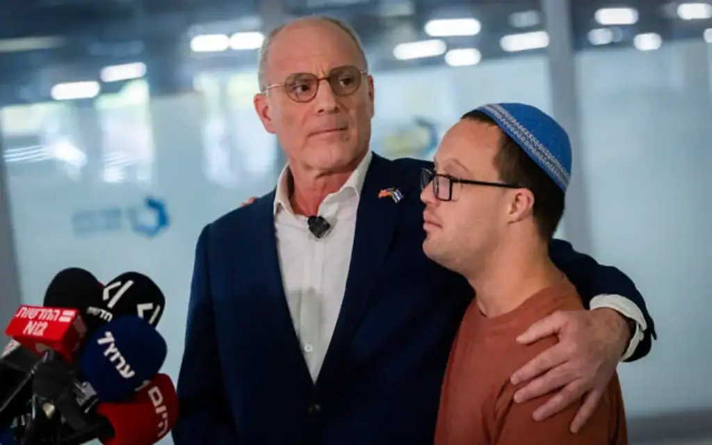 L'ambassadeur d'Israël aux États-Unis, Yechiel Leiter, et l'un de ses enfants, Noam, s'adressant aux médias depuis le centre hospitalier Shaare Zedek de Jérusalem, alors que son fils Neria, réserviste de l'armée israélienne, est hospitalisé dans un état critique suite à de graves blessures subies lors d'une attaque à la voiture-bélier la veille, le 24 septembre 2026. (Crédit : Chaïm Goldberg/Flash90)