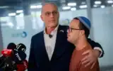 L'ambassadeur d'Israël aux États-Unis, Yechiel Leiter, et l'un de ses enfants, Noam, s'adressant aux médias depuis le centre hospitalier Shaare Zedek de Jérusalem, alors que son fils Neria, réserviste de l'armée israélienne, est hospitalisé dans un état critique suite à de graves blessures subies lors d'une attaque à la voiture-bélier la veille, le 24 septembre 2026. (Crédit : Chaïm Goldberg/Flash90)