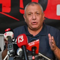 Le chef du parti Yashar et ancien chef d’état-major de l’armée israélienne, Gadi Eisenkot, rencontrant les familles d’anciens otages, d’otages tués pendant leur captivité dans la bande de Gaza et de victimes de l’attaque du 7 octobre à la « soucca des familles », sur la Place des Otages, à Tel Aviv, le 27 septembre 2026. (Crédit : Avshalom Sassoni/Flash90)
