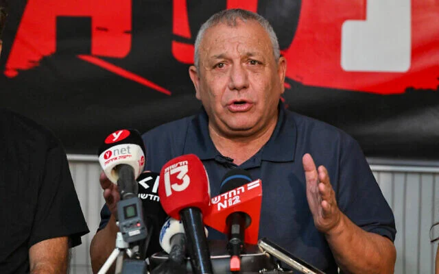 Le chef du parti Yashar et ancien chef d’état-major de l’armée israélienne, Gadi Eisenkot, rencontrant les familles d’anciens otages, d’otages tués pendant leur captivité dans la bande de Gaza et de victimes de l’attaque du 7 octobre à la « soucca des familles », sur la Place des Otages, à Tel Aviv, le 27 septembre 2026. (Crédit : Avshalom Sassoni/Flash90)