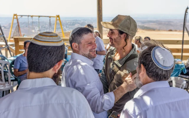Le ministre des Finances, Bezalel Smotrich, à la ferme Meir Laaretz, une implantation de Cisjordanie, pendant la fête de Souccot, dans le cadre de sa campagne électorale, le 27 septembre 2026. (Crédit: Hilel Ben Or/Flash90)