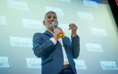 Yaïr Golan, chef du parti HaDemocratim, participant à un meeting de campagne électorale dans la ville de Haïfa, au nord d’Israël, le 28 septembre 2026. (Crédit : Sharon Leibel/Flash90)