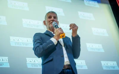Yaïr Golan, chef du parti HaDemocratim, participant à un meeting de campagne électorale dans la ville de Haïfa, au nord d’Israël, le 28 septembre 2026. (Crédit : Sharon Leibel/Flash90)
