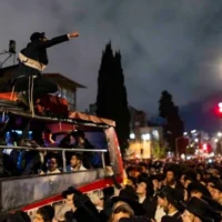 Des Juifs ultra-orthodoxes participant à un défilé en l'honneur de réfractaires à la conscription, à la suite de leur libération de la prison militaire, à Jérusalem, le 29 septembre 2026. (Crédit : Chaïm Goldberg/Flash90)
