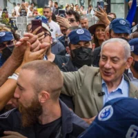 Le Premier ministre Benjamin Netanyahu, entouré de ses partisans, lors d'une tournée de campagne électorale à Ashdod, dans le sud du pays, le 29 septembre 2026. (Crédit : Liron Moldovan/Flash90)