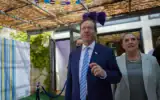 Le président Isaac Herzog et son épouse, Michal Herzog, accueillent des Israéliens dans la soukka de la Résidence présidentielle à Jérusalem au moment de la fête juive de Souccot, le 29 septembre 2026. (Yonatan Sindel/Flash90)