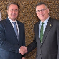 Xavier Bettel, ministre des Affaires étrangères du Luxembourg, et Gideon Saar, son homologue israélien, à Jérusalem, le 10 mars 2025. (Crédit : Shlomi Amsalem/GPO)