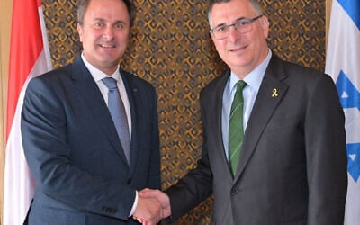 Xavier Bettel, ministre des Affaires étrangères du Luxembourg, et Gideon Saar, son homologue israélien, à Jérusalem, le 10 mars 2025. (Crédit : Shlomi Amsalem/GPO) Xavier Bettel, ministre des Affaires étrangères du Luxembourg, et Gideon Saar, son homologue israélien, à Jérusalem, le 10 mars 2025. (Crédit : Shlomi Amsalem/GPO)