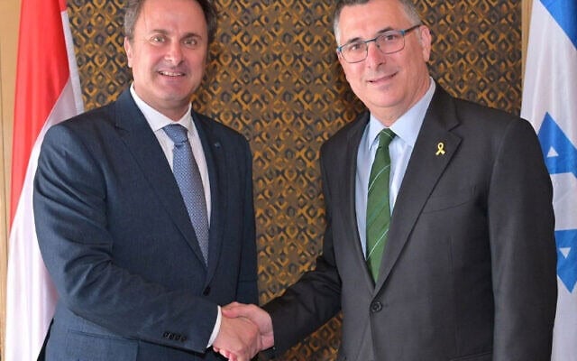 Xavier Bettel, ministre des Affaires étrangères du Luxembourg, et Gideon Saar, son homologue israélien, à Jérusalem, le 10 mars 2025. (Crédit : Shlomi Amsalem/GPO)