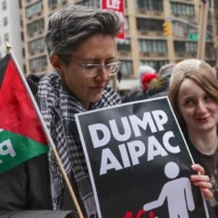 Des manifestants anti-Israël devant le siège de l'AIPAC et les bureaux des sénateurs Chuck Schumer et Kirsten Gillibrand, à New York, le 22 février 2024. (Crédit : Selcuk Acar/Anadolu via Getty Images/ via JTA)