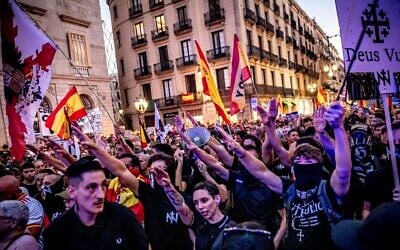 Des manifestants du « Núcleo Nacional » levant les bras lors d'un rassemblement, à Barcelone, en Espagne, le 2 septembre 2026. (Crédit : Albert Llop/NurPhoto via JTA)