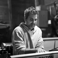 Le compositeur Gilad Benamram travaille sur la musique de la cinquième et dernière saison de 'Fauda', diffusée sur Netflix depuis le 8 septembre 2026. (Crédit : Autorisation)