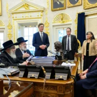 Le président américain Donald Trump rencontrant une délégation de rabbins hassidiques, à la Maison Blanche, le 3 septembre 2026. (Crédit : Maison Blanche)