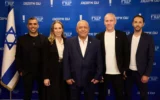Le chef de Yashar, Gadi Eisenkot (au centre), accompagné du dirigeant du Foyer sioniste, Chili Tropper (deuxième à partir de la droite), et des candidats Shira Shapira, Elyasaf Peretz et Shlomi Yehiav, sur une photo publiée le 6 septembre 2026, suite à une fusion politique. (Crédit : Yahav Trodler/Yashar)