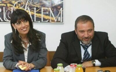 Esterina Tartman (à gauche) et Avigdor Liberman, sur une photographie publiée par ce dernier en hommage à l’ancienne députée, le 16 septembre 2026. (Crédit : Capture d’écran/X/Avigdor Liberman) Esterina Tartman (à gauche) et Avigdor Liberman, sur une photographie publiée par ce dernier en hommage à l’ancienne députée, le 16 septembre 2026. (Crédit : Capture d’écran/X/Avigdor Liberman)