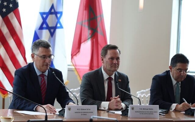 Rencontre entre Gideon Saar (Israël), Michael Waltz (États-Unis) et Nasser Bourita (Maroc), à New York, le 16 septembre 2026. (Crédit : @gidonsaar via X/Ministère des Affaires étrangères israélien)