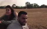 Une capture d'écran tirée d'une vidéo montrant Saher Nidal Saqr (à droite) en train d'enlever Noa Argamani lors du pogrom perpétré par le groupe terroriste palestinien du Hamas le 7 octobre 2023. (Crédit : Armée israélienne)
