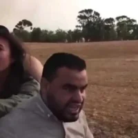 Une capture d'écran tirée d'une vidéo montrant Saher Nidal Saqr (à droite) en train d'enlever Noa Argamani lors du pogrom perpétré par le groupe terroriste palestinien du Hamas le 7 octobre 2023. (Crédit : Armée israélienne)