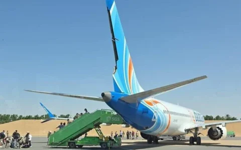 Un Boeing 737 MAX de Flydubai reliant Dubaï à Tel Aviv, qui a atterri à l'aéroport de Tabuk en Arabie saoudite, le 30 septembre 2026. (Crédit : Réseaux sociaux ; utilisée conformément à l'article 27a de la loi sur le droit d'auteur)