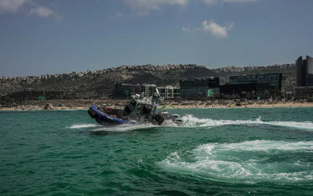 Un bateau de police à la recherche d'un homme disparu à Haïfa, sur une photo publiée le 12 septembre 2026. (Crédit: Police israélienne)