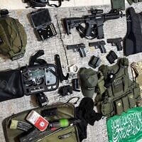 Les armes trouvées en possession d'un jeune homme de 19 ans originaire de Kafr Qasim, soupçonné d'avoir planifié un attentat terroriste (Crédit : Police israélienne)