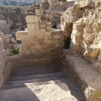L’un des mikvehs datant de l’époque du Second Temple, mis au jour au sud du mont du Temple, à Jérusalem, le 16 septembre 2026. (Crédit : Zev Stub/Times of Israel)