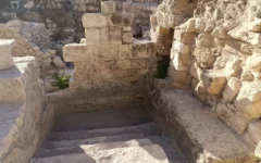 L’un des mikvehs datant de l’époque du Second Temple, mis au jour au sud du mont du Temple, à Jérusalem, le 16 septembre 2026. (Crédit : Zev Stub/Times of Israel)